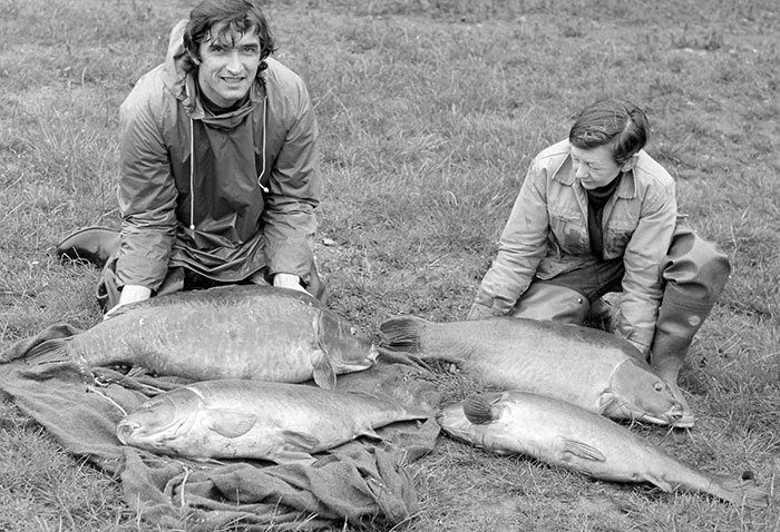 Een iconische foto van Redmire Pool. John MacLeod en Billy Walkenden tonen trots een viertal gigantische karpers. Bedenk dat een 8 kilo karper toen al een flinke vis was. De karpers op Redmire waren dan ook van de buitencategorie (zowel in schoonheid als formaat).